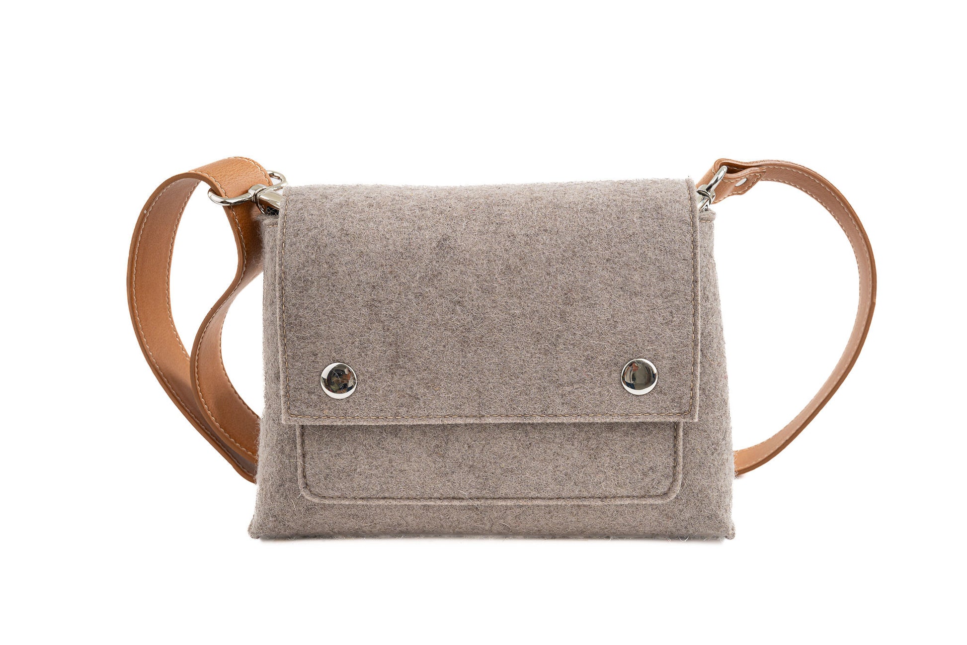 JOY Taupe Crossbody Bag, crafted from 3mm Merino wool felt and bio-based vegan leather. Features three pockets (2 external, 1 internal), flap closure with magnetic buttons, and an adjustable strap. Handmade in Italy with durability and eco-friendly qualities. Comes with a dust bag.