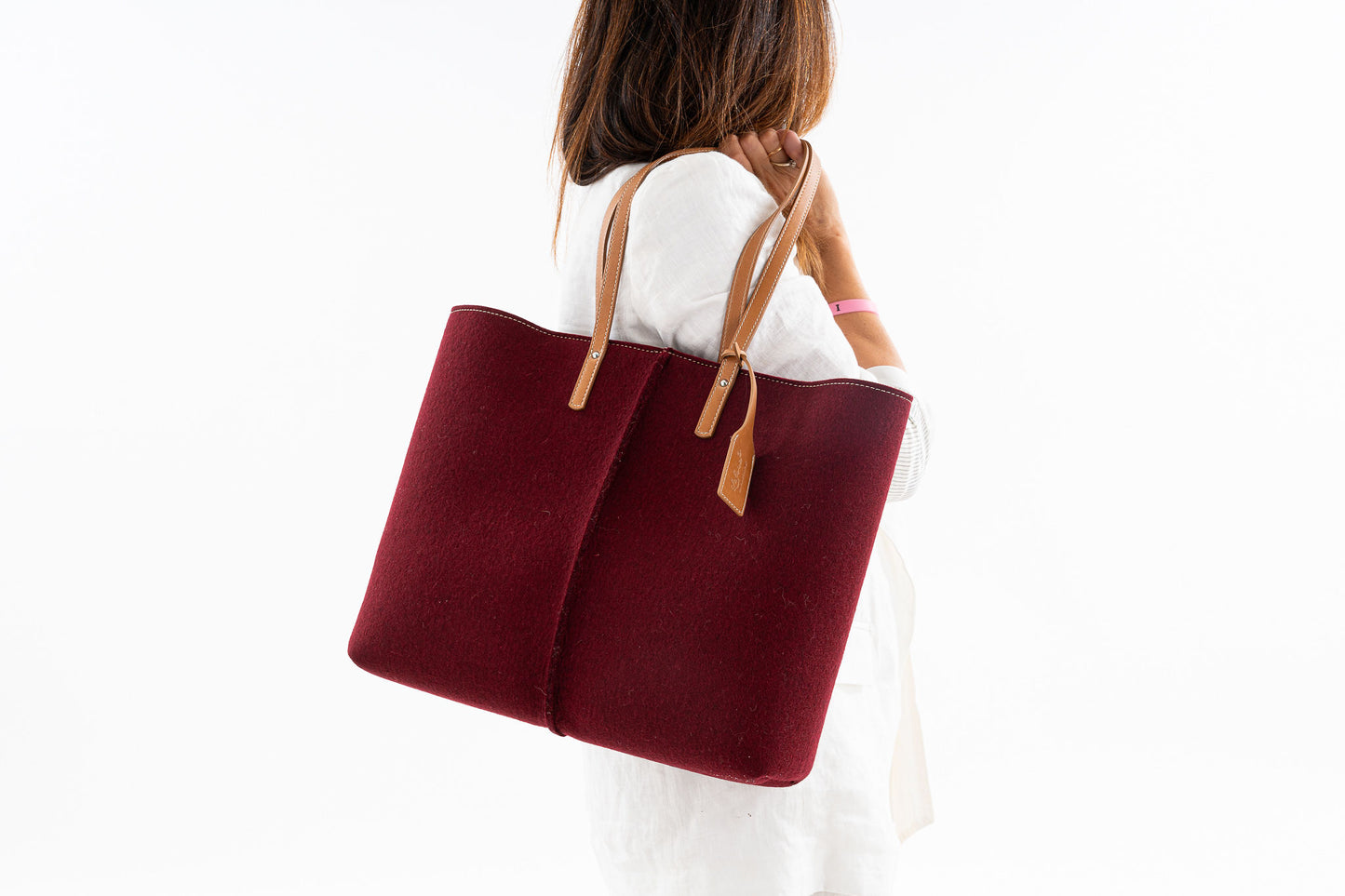 Tote Bag Large Bourdeaux made of high-quality Merino wool felt and vegan leather, featuring two large internal pockets. Soft, sturdy, and roomy, perfect for work or a day out. Easy access with internal magnetic buttons and a large opening. Handmade in Italy, comes with a natural cotton dust bag. - Lefrac