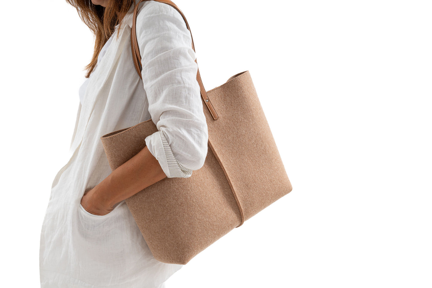 Tote Bag Large Camel made of Merino wool felt and vegan leather, featuring two large internal pockets. Soft, sturdy, and roomy, perfect for work or a day out. Easy access with internal magnetic buttons and a large opening. Handmade in Italy, comes with a natural cotton dust bag. - Lefrac