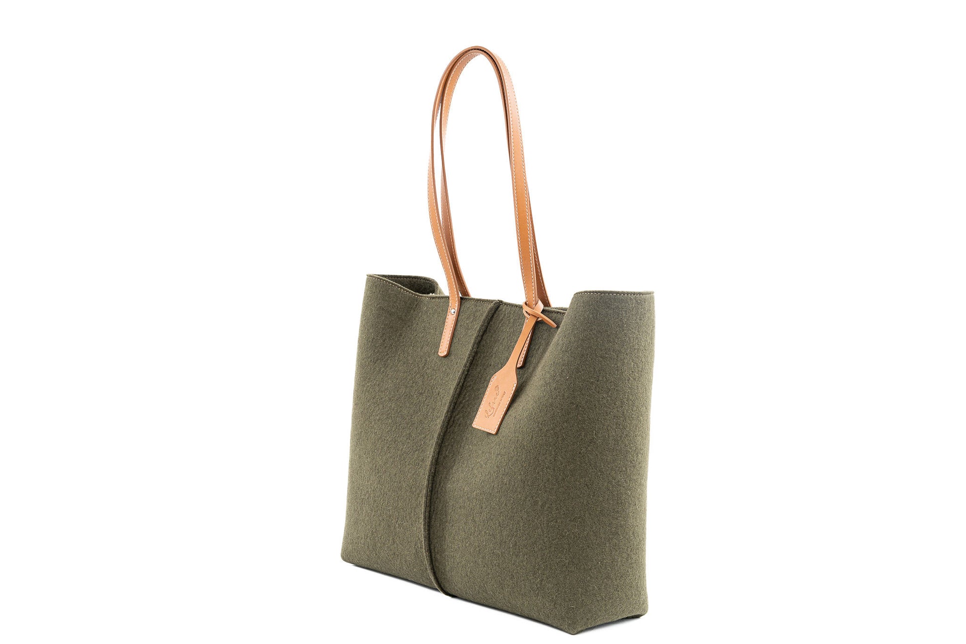 Tote Bag Large Moss Green made of 3mm Merino wool felt and vegan leather. Features two internal pockets (one zippered, one open), magnetic closure, and a 27 cm handle drop. Fits laptops up to 13” and tablets. Comes with a cotton dust bag. Handmade in Italy with Lefrac logo pendant. - Lefrac