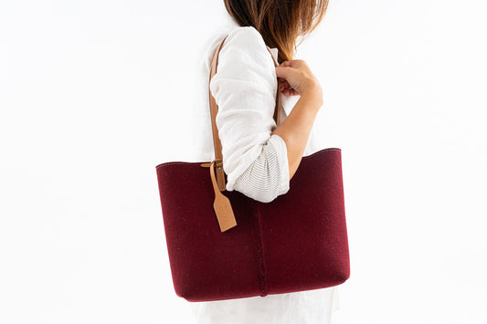 Tote Bag Medium Bordeaux in Merino wool felt with vegan leather. Features 2 internal pockets, magnetic buttons, and a 27 cm handle drop. Handmade in Italy.-Lefrac